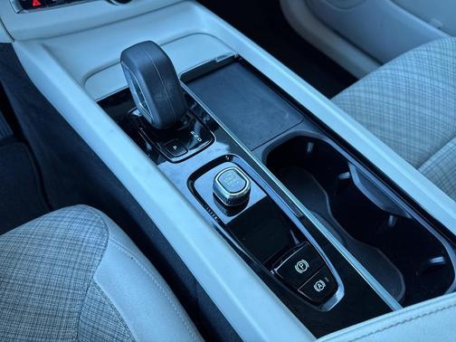 2022 Volvo XC60 B5 Momentum