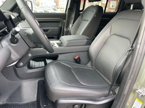 2025 Land Rover Defender 110 P300