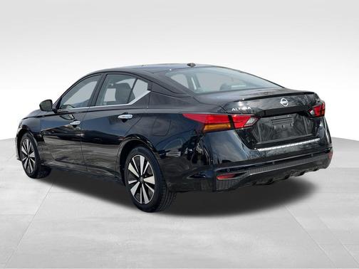 Super Black 2023 Nissan Altima 2.5 SV
