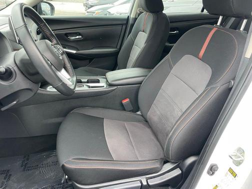 Aspen White Tricoat/Super Black 2023 Nissan Sentra SR