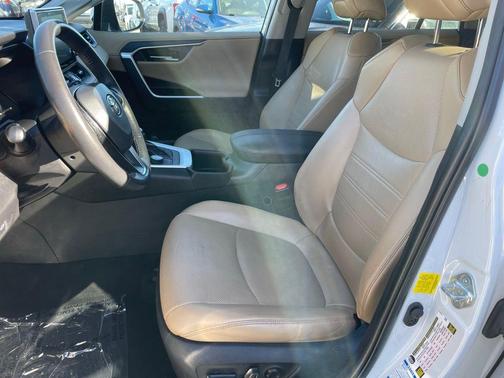 Blizzard Pearl 2022 Toyota RAV4 Limited