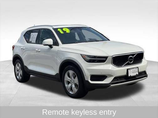 2019 Volvo XC40 T5 Momentum