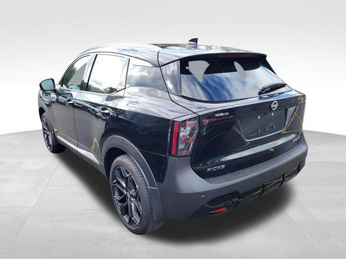 Super Black 2027 Nissan Kicks SR