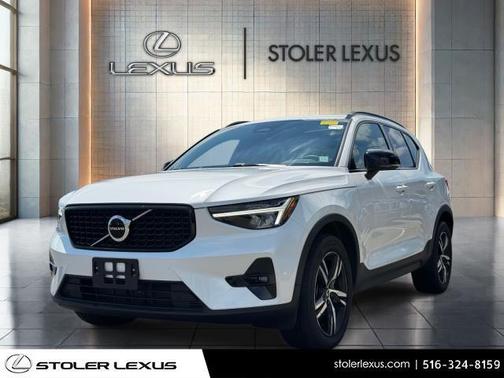 2023 Volvo XC40 B5 Plus Dark Theme