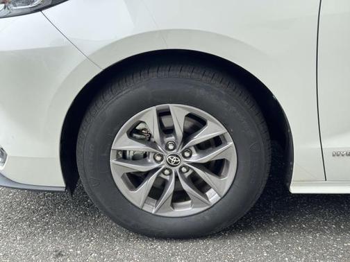 2021 Toyota Sienna XLE 8 Passenger