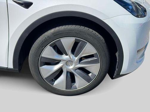 Pearl White Multi-Coat 2023 Tesla Model Y Long Range Dual Motor All-Wheel Drive