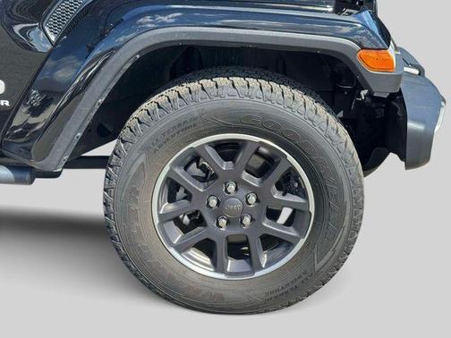 Black Clearcoat 2021 Jeep Gladiator Overland