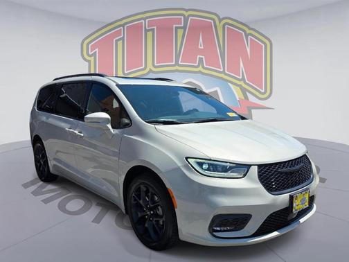 Luxury White Pearlcoat 2021 Chrysler Pacifica Touring-L