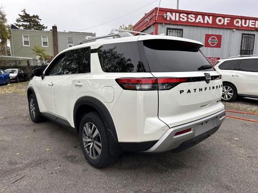 2024 Nissan Pathfinder SL