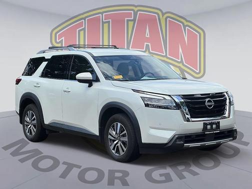 2022 Nissan Pathfinder SL