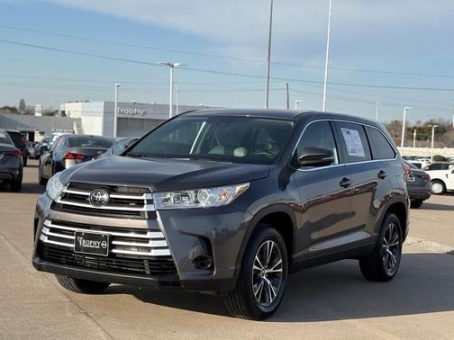 2019 Toyota Highlander LE I4
