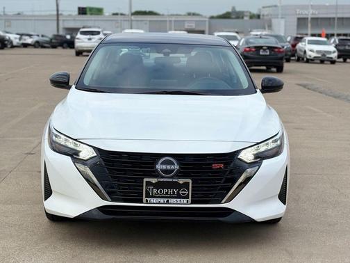 Aspen White Tricoat/Super Black 2024 Nissan Sentra SR