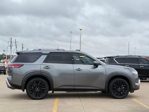 Gun Metallic 2022 Nissan Pathfinder SL 2WD