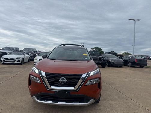 Sunset Drift Chromaflair/Super Black 2023 Nissan Rogue Platinum