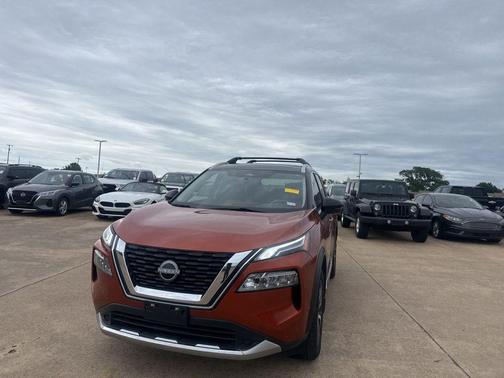Sunset Drift Chromaflair/Super Black 2023 Nissan Rogue Platinum
