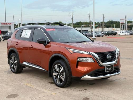 Sunset Drift Chromaflair/Super Black 2023 Nissan Rogue Platinum