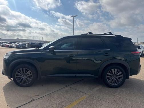 2022 Nissan Pathfinder SL 2WD