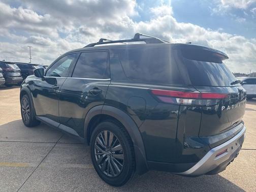2022 Nissan Pathfinder SL 2WD