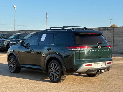 2022 Nissan Pathfinder SL 2WD