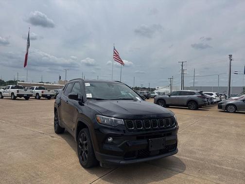Diamond Black Crystal Pearlcoat 2025 Jeep Compass Latitude