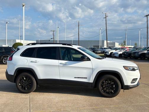 Bright White Clearcoat 2023 Jeep Cherokee Altitude