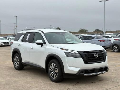 2025 Nissan Pathfinder SL FWD
