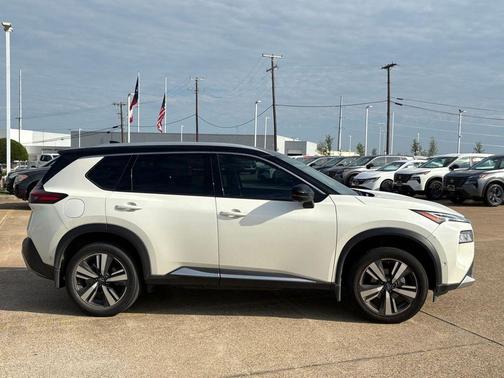 Pearl White Tricoat/Super Black 2023 Nissan Rogue Platinum