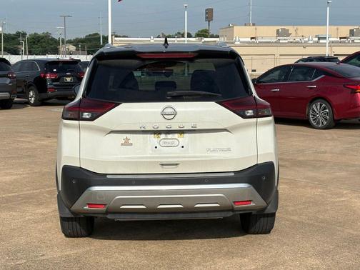 Pearl White Tricoat/Super Black 2023 Nissan Rogue Platinum