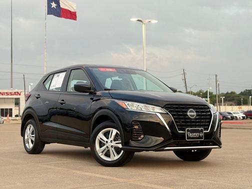 Super Black 2025 Nissan Kicks S