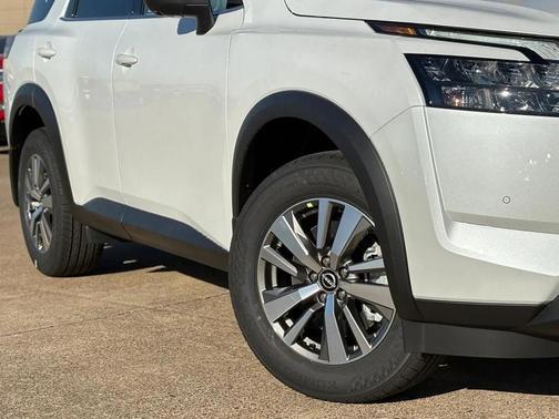 2025 Nissan Pathfinder SL FWD