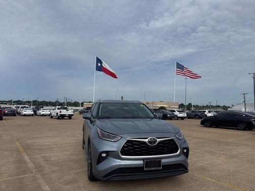 Moon Dust 2021 Toyota Highlander XLE