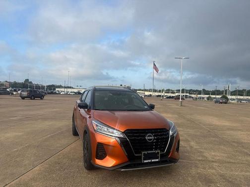 Monarch Orange Metallic/Super Black 2023 Nissan Kicks SR