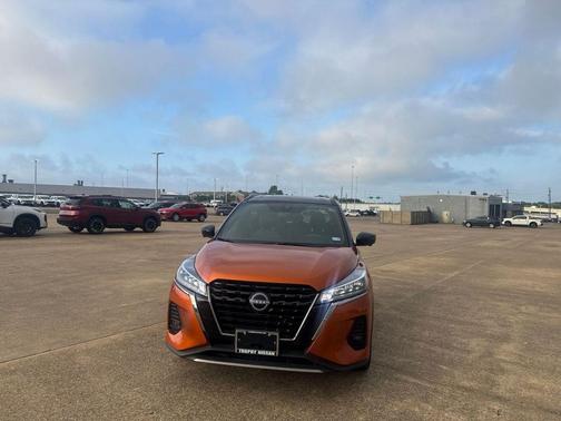 Monarch Orange Metallic/Super Black 2023 Nissan Kicks SR