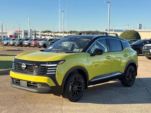 Yuzu Yellow Metallic/Super Black 2026 Nissan Kicks SR