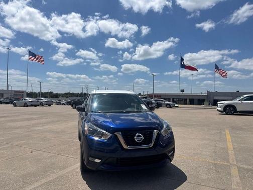 Deep Blue Pearl/Fresh Powder 2019 Nissan Kicks SR