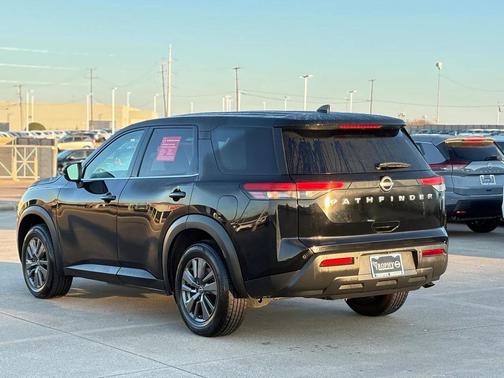 2022 Nissan Pathfinder S 2WD
