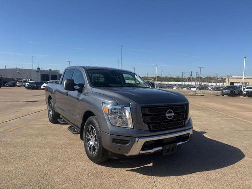 2024 Nissan Titan SV
