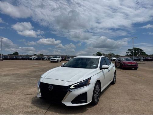 Pearl White Tricoat 2023 Nissan Altima 2.5 SV