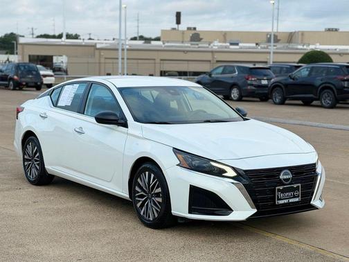 Glacier White 2025 Nissan Altima 2.5 SV