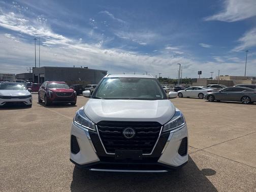 Aspen White Tricoat 2024 Nissan Kicks SV