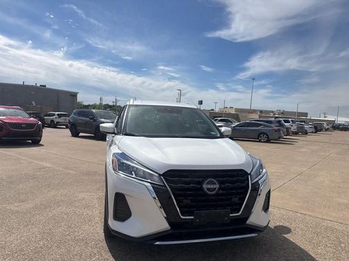 Aspen White Tricoat 2024 Nissan Kicks SV