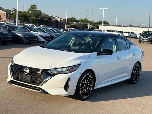 Aspen White Tricoat/Super Black 2024 Nissan Sentra SR