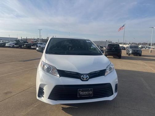 2020 Toyota Sienna SE