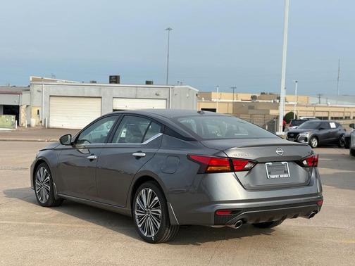 2025 Nissan Altima SL FWD