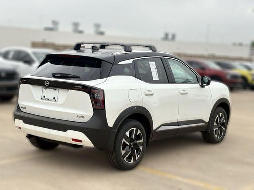 Aspen White Tricoat/Super Black 2026 Nissan Kicks SV