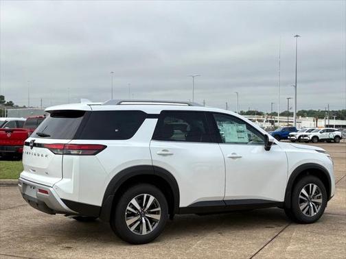 2025 Nissan Pathfinder SL FWD