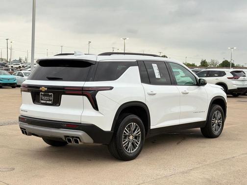 Summit White 2025 Chevrolet Traverse LT