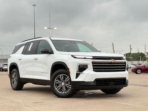 Summit White 2025 Chevrolet Traverse LT