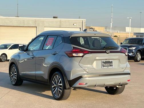 Boulder Gray Pearl 2024 Nissan Kicks SV