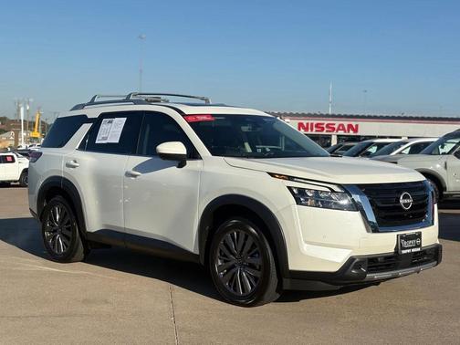 2023 Nissan Pathfinder SL FWD